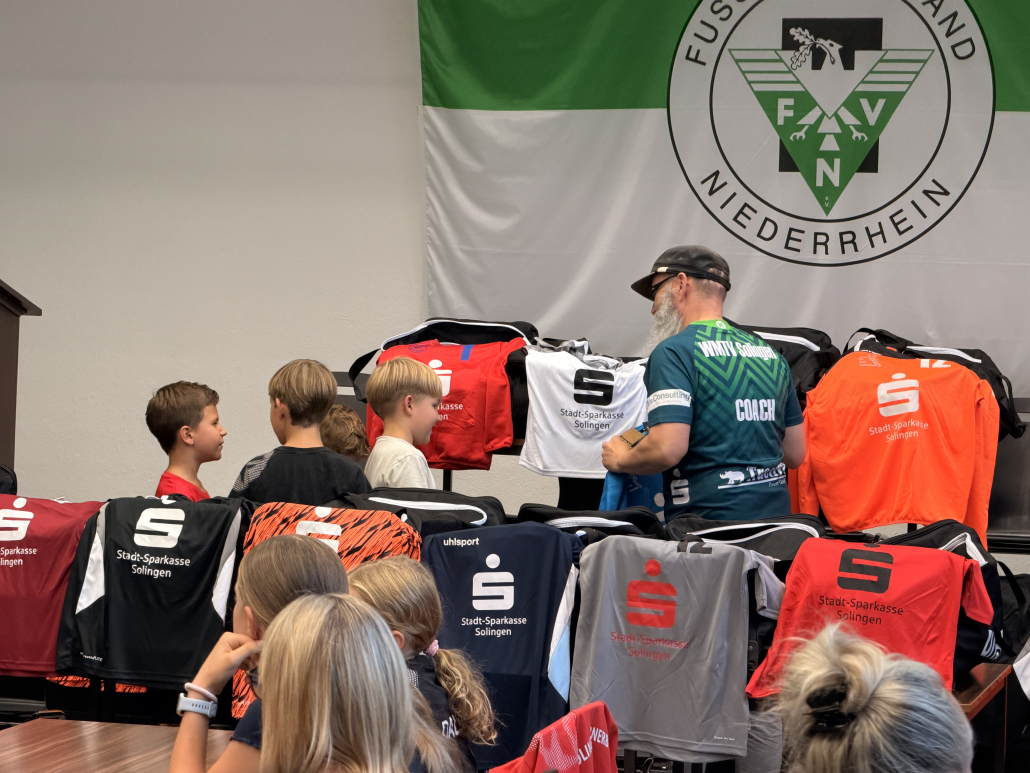 Sparkasse Trikot Übergabe WMTV Solingen 2026-1